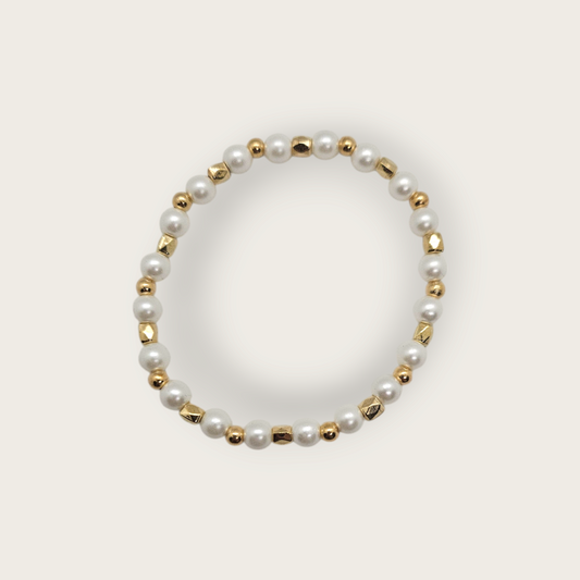 Elastieken armband met gouden kralen en parels