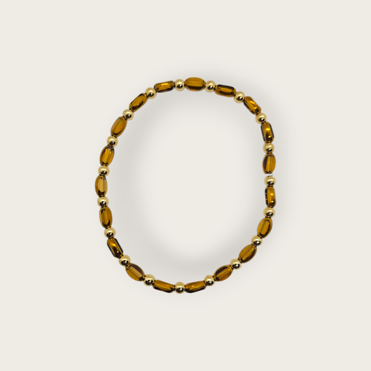 Handgemaakte armband met glaskralen in het bruin met gouden details