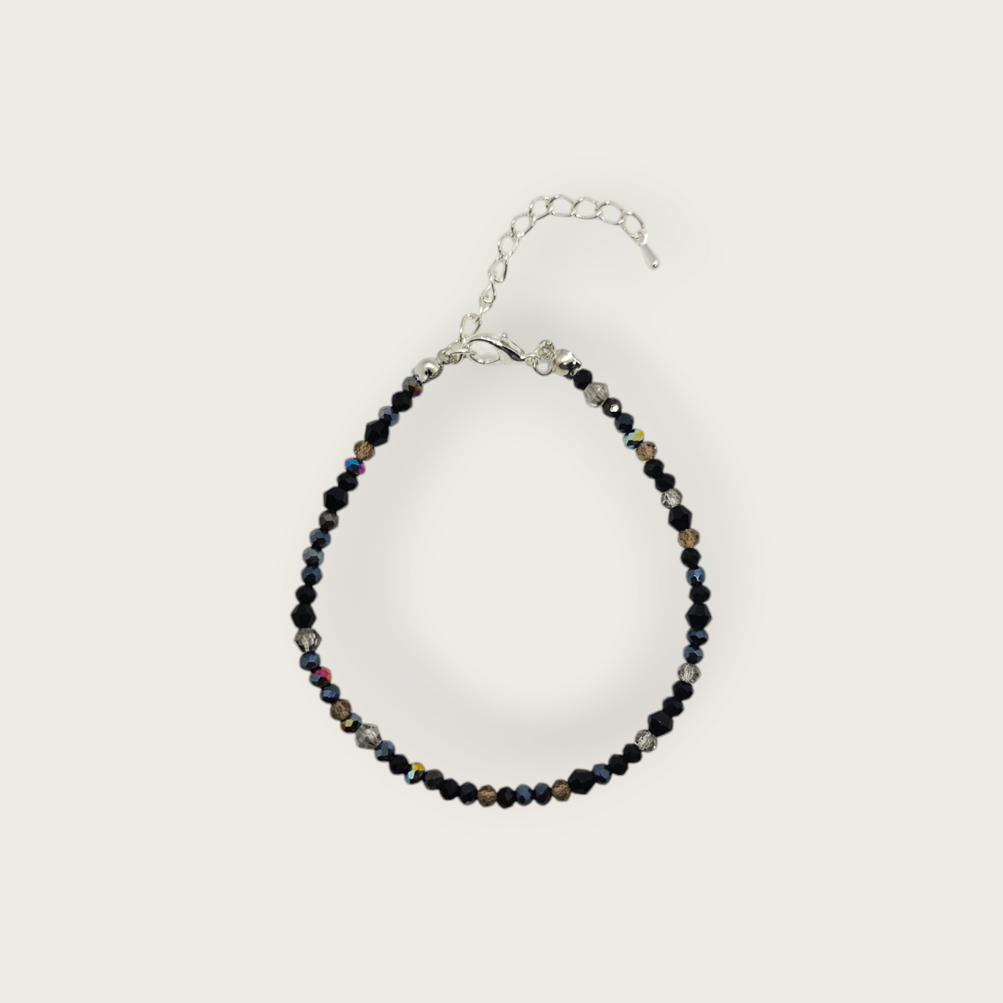Armband met zwarte glaskralen en zilverkleurige sluiting