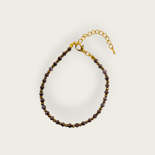 Armband met bruine glaskralen en een goudkleurige sluiting