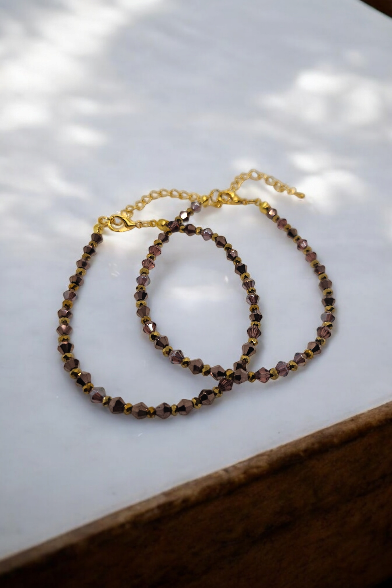 Armband met bruine glaskralen met goudkleurige sluiting