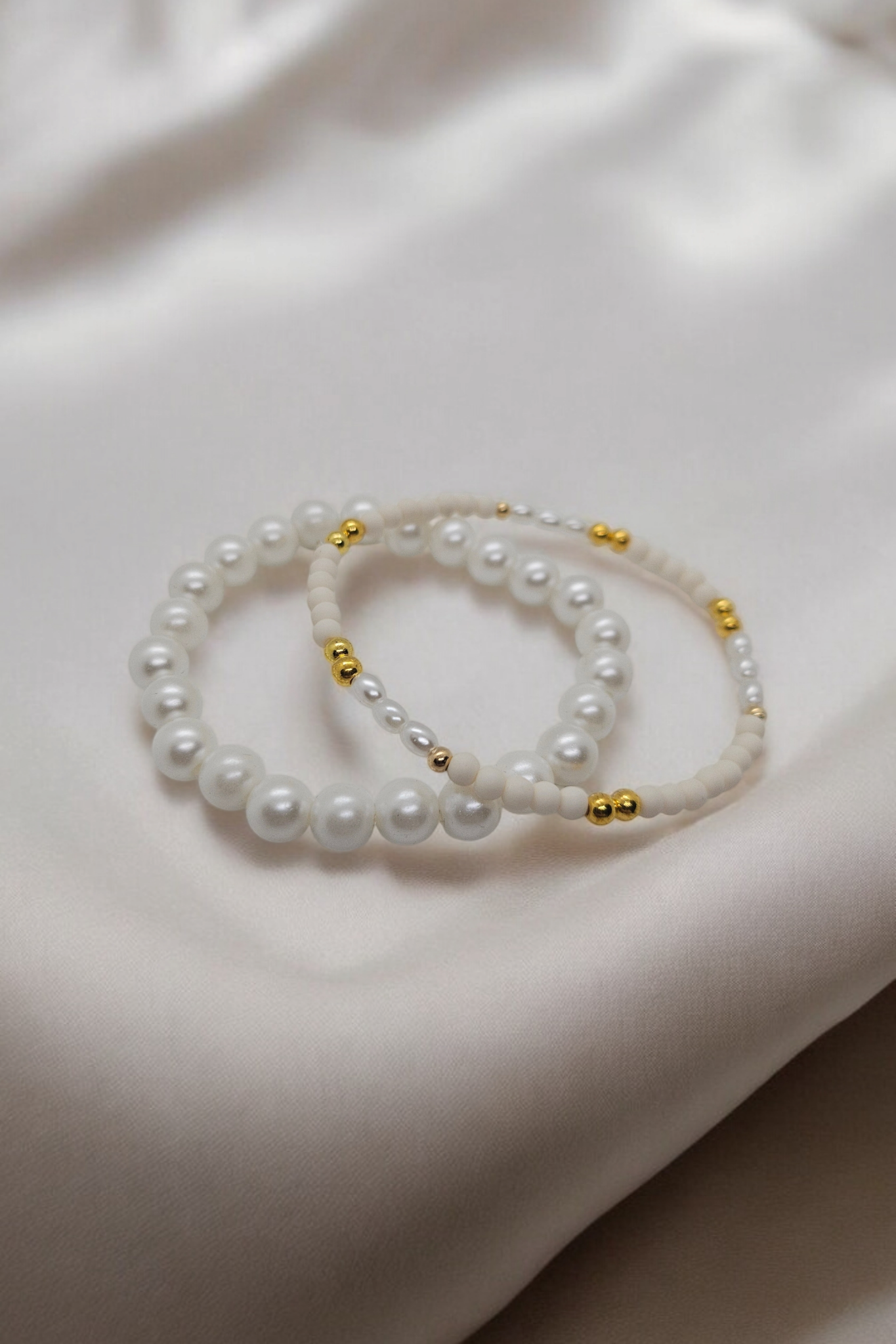 Elastieken armbanden met namaak parels en gouden details