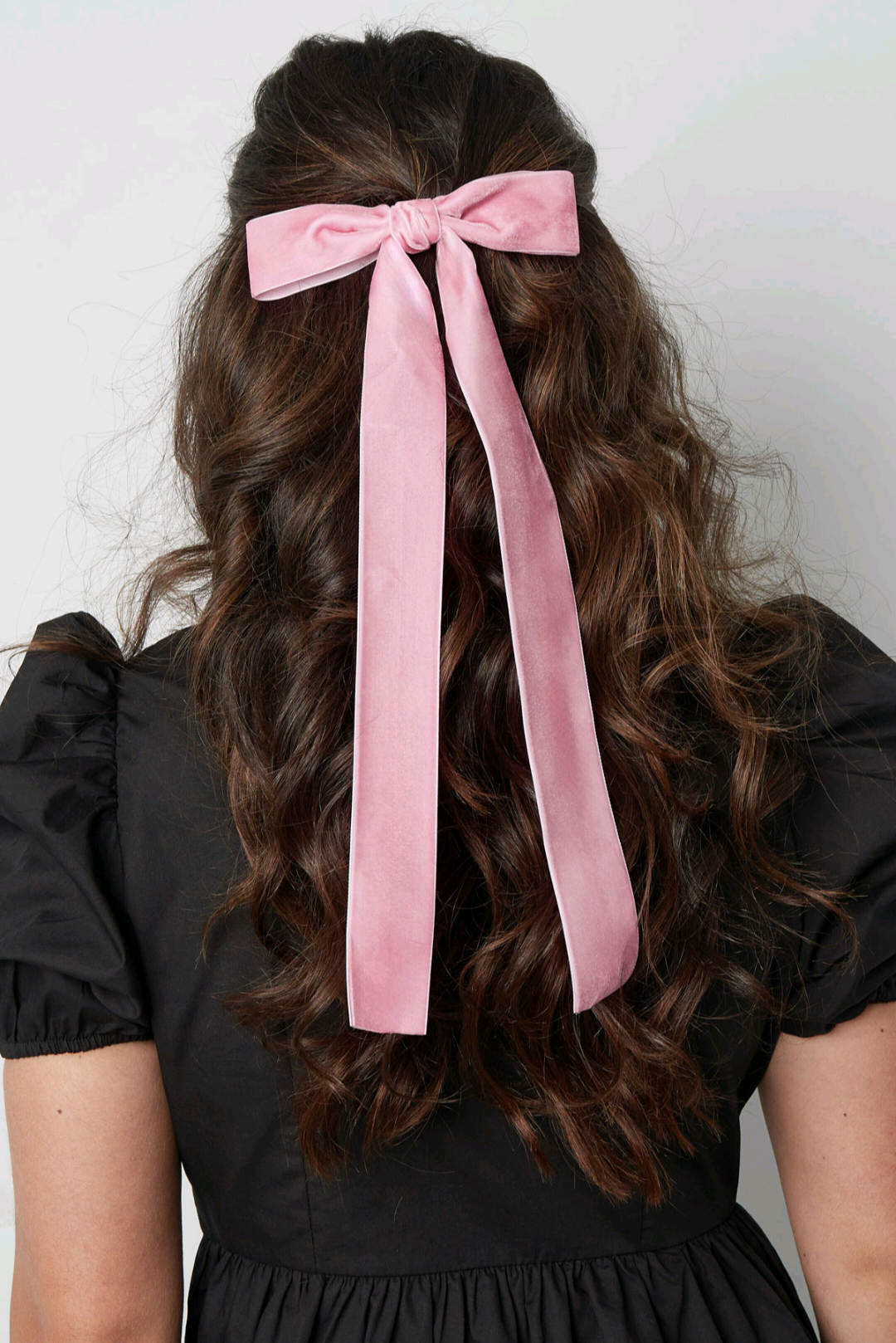 Lange haarstrik in het roze fluweel