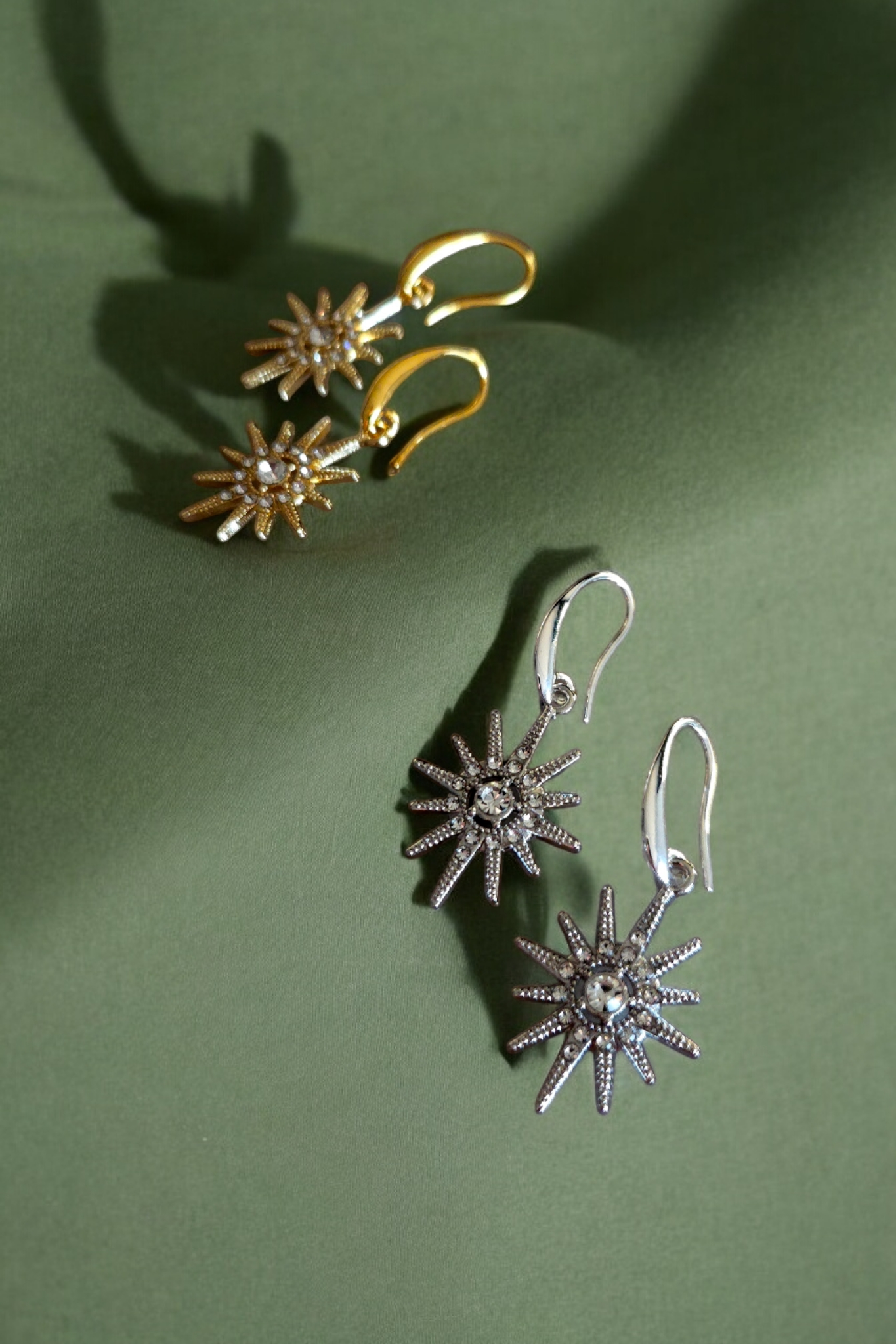 Glinsterende oorhangers in vorm van een ster met zirkonia stenen