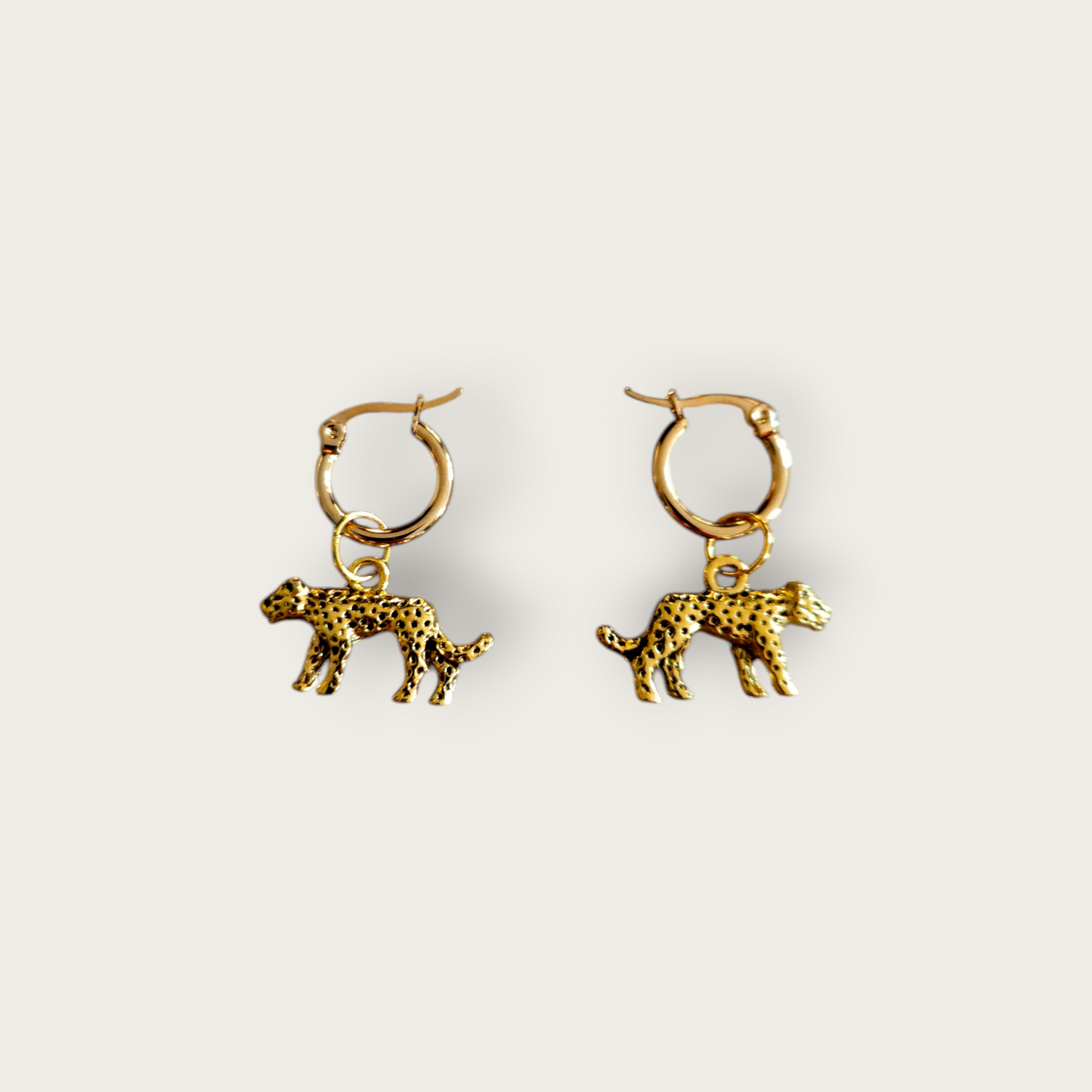 Subtiele gouden oorringen met een panter hanger