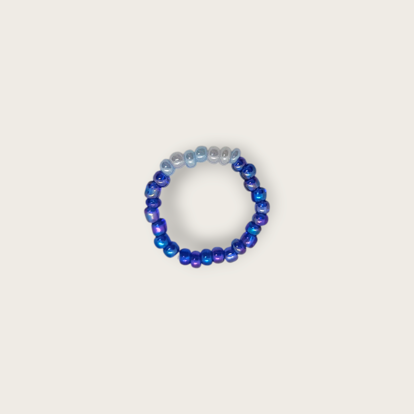 Elastieken ring met blauwe kralen in diverse kleuren