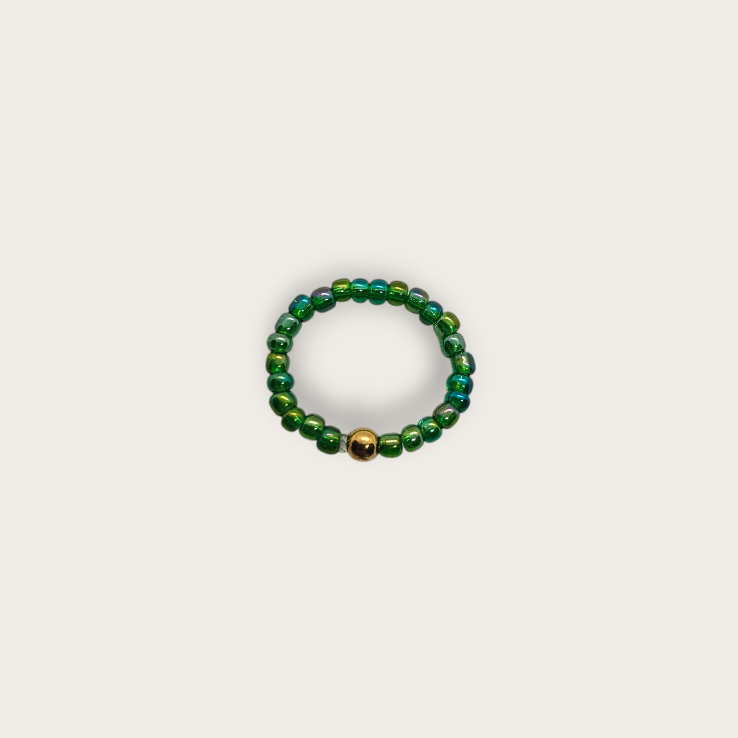 Groene elastieken ring met gouden kralen one size