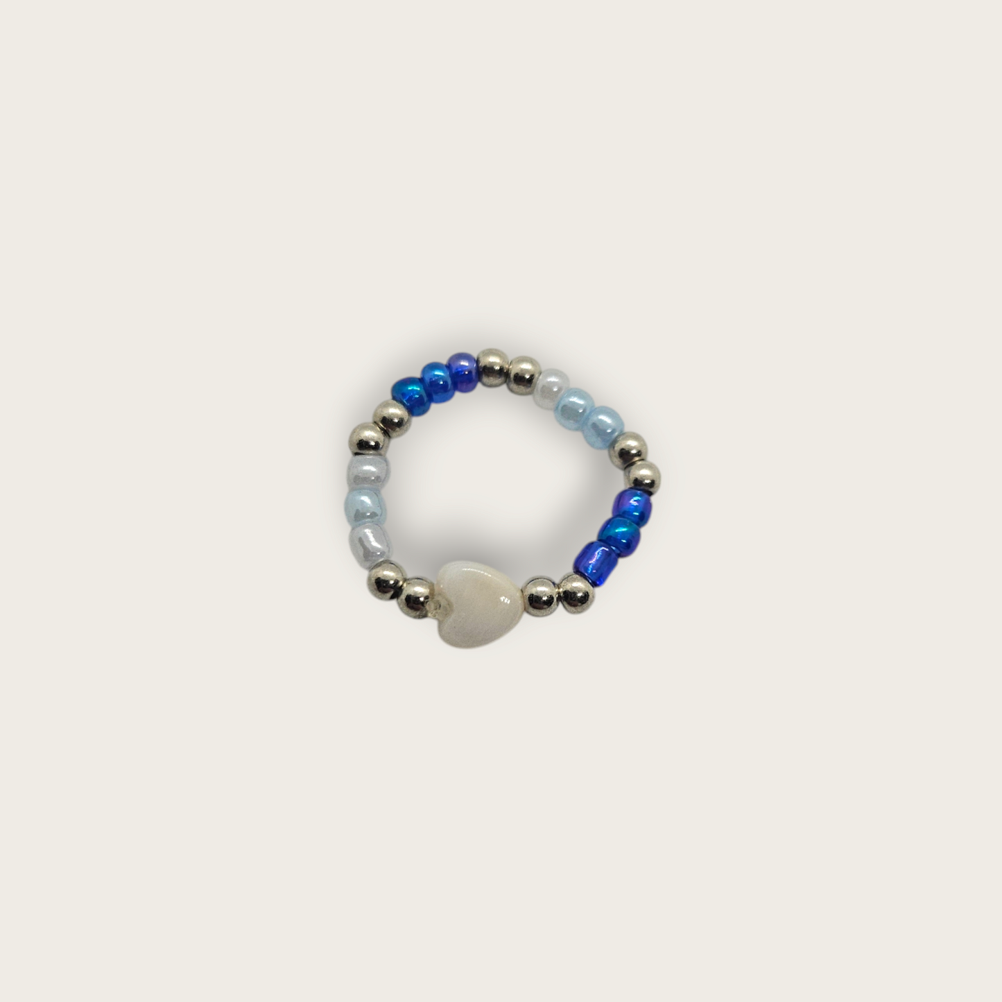 Blauwe elastieken ring met zilveren kralen details one size