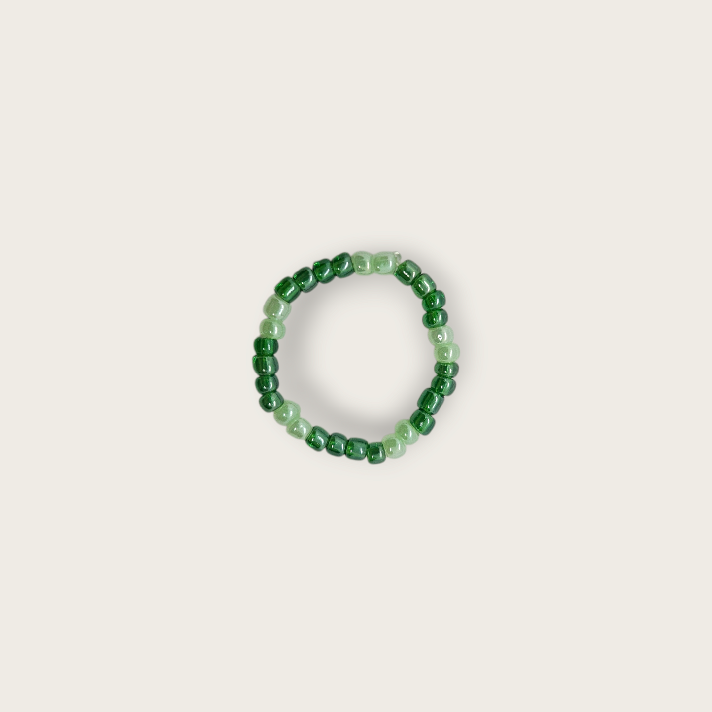 Groene elastieken ring met licht groene kralen details one size