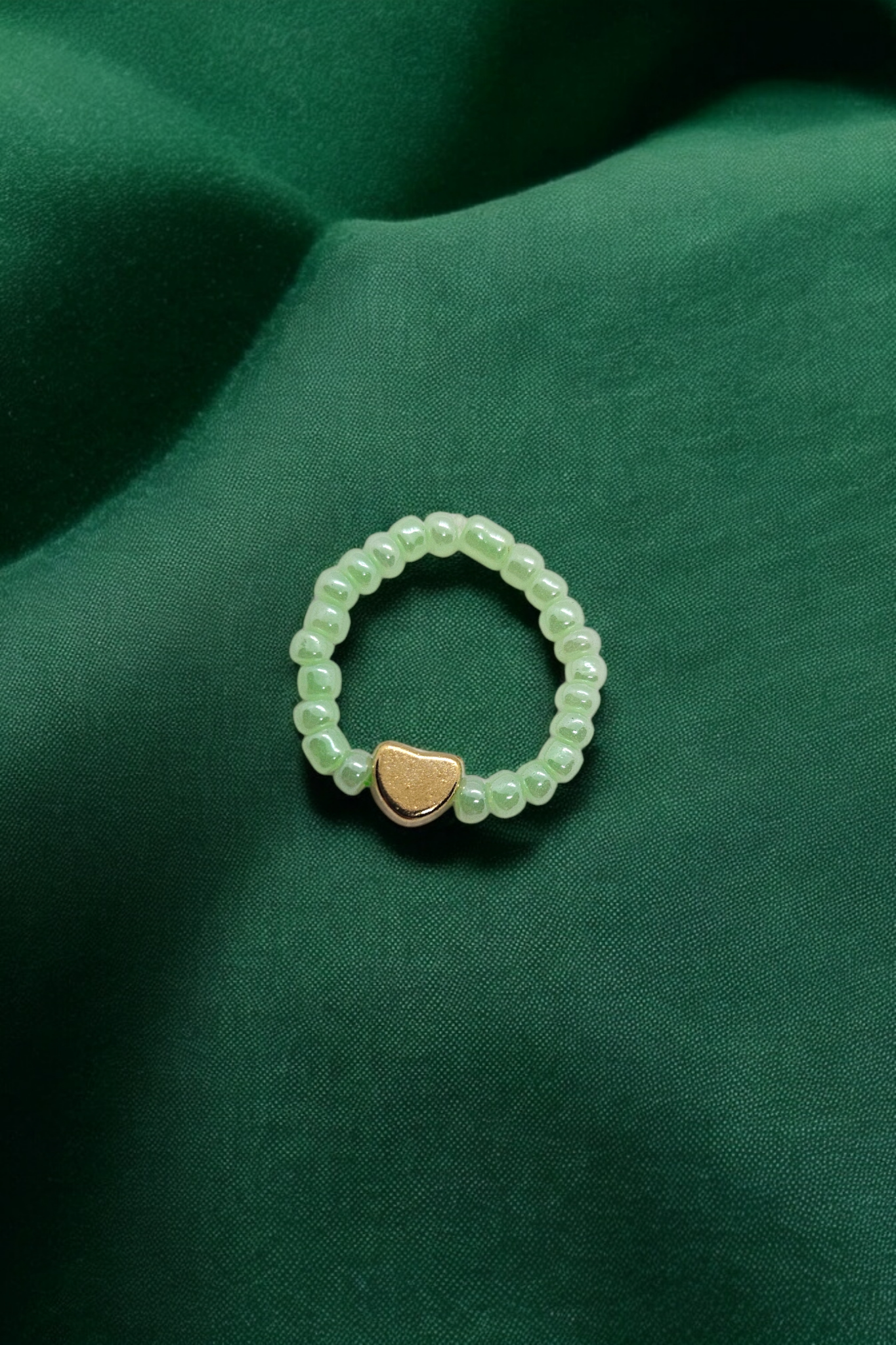 Groene elastieken ring met gouden kralen details one size