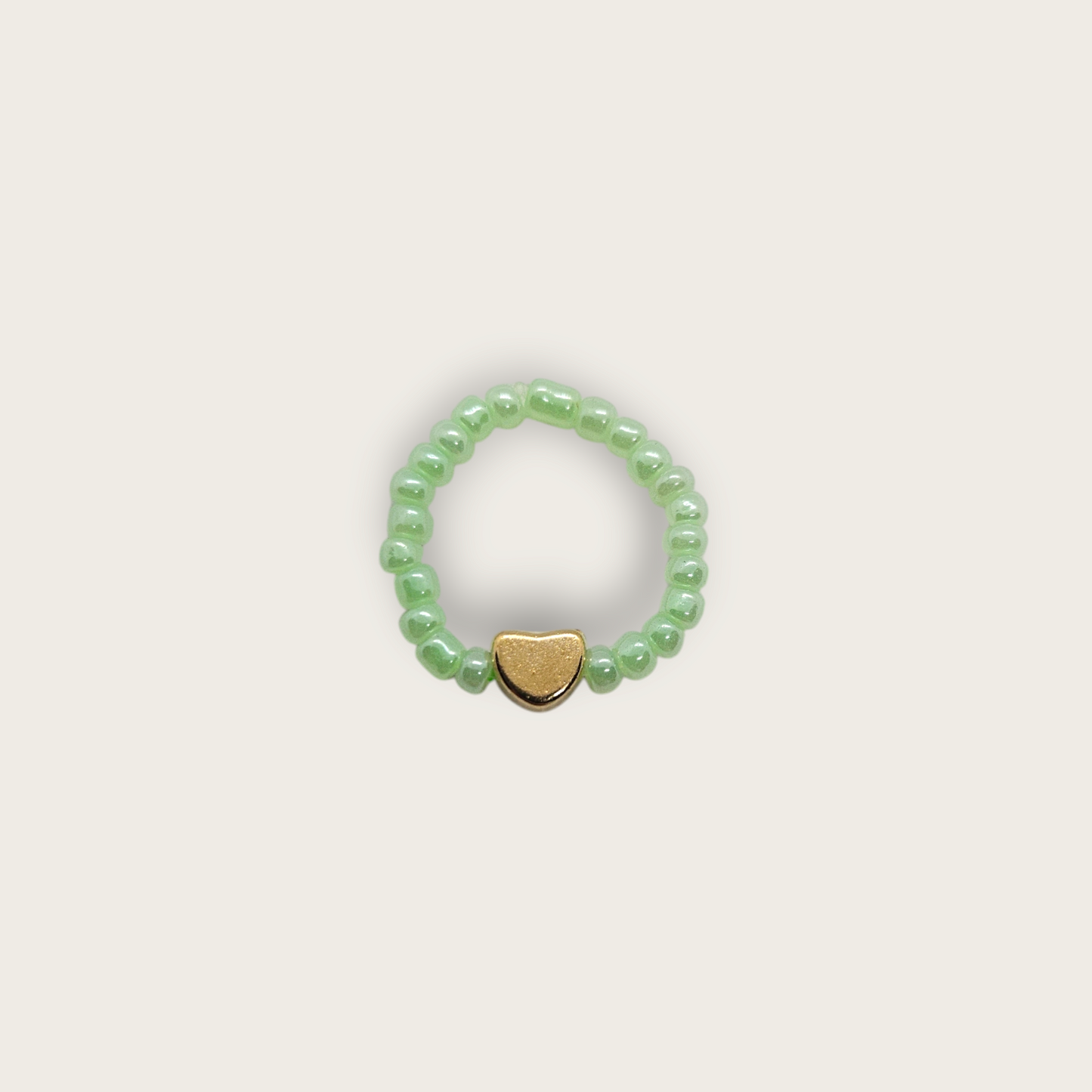 Groene elastieken ring met gouden kralen details one size