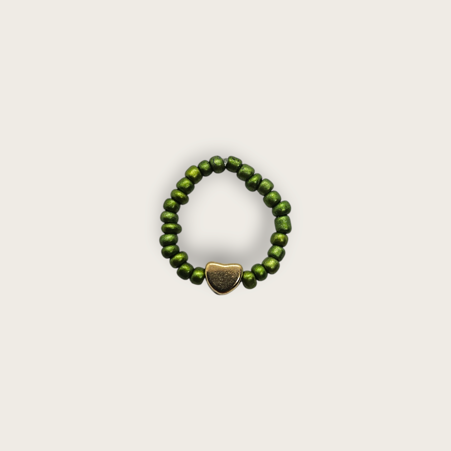 Groene elastieken ring met gouden kralen details one size