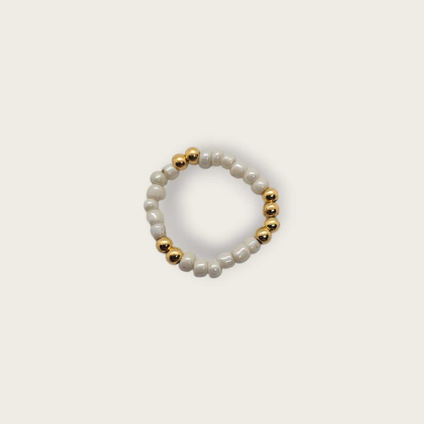 Witte elastieken ring met gouden kralen one size