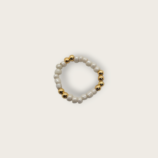 Witte elastieken ring met gouden kralen one size