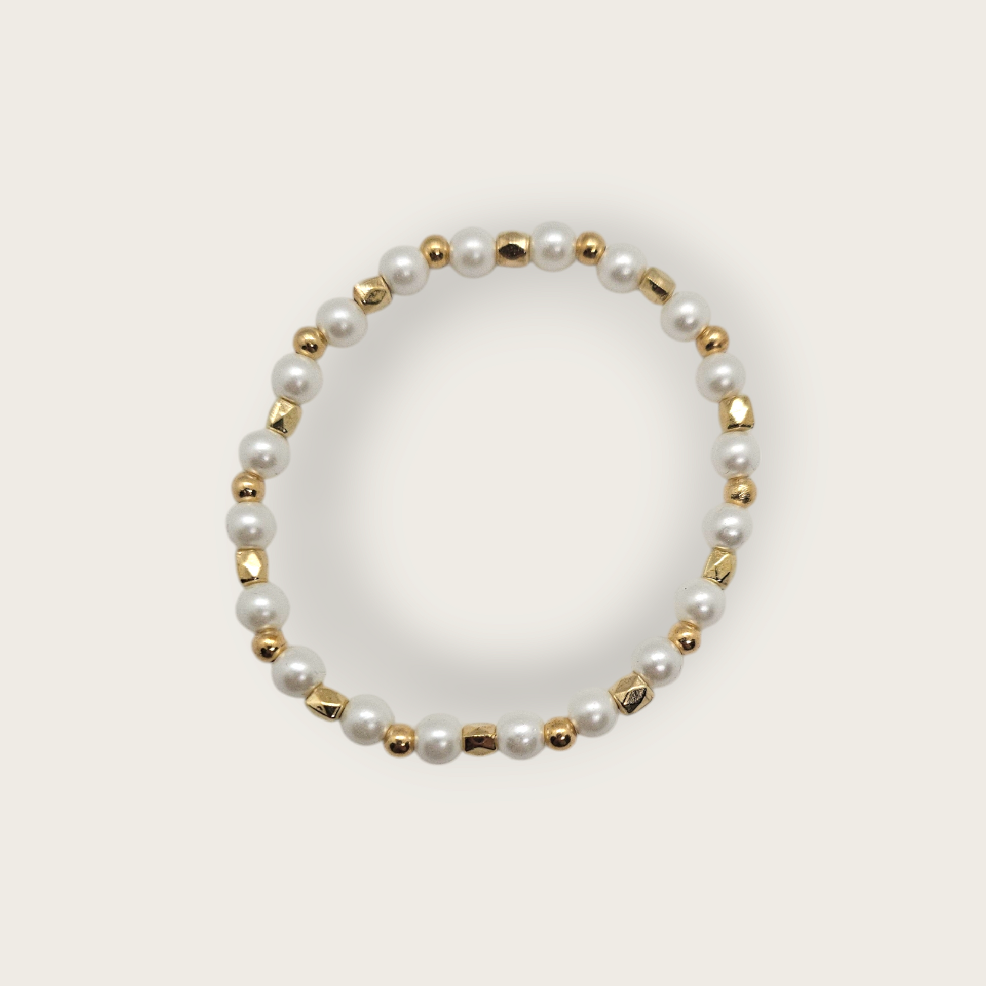 Elastieken armband met gouden kralen en parels