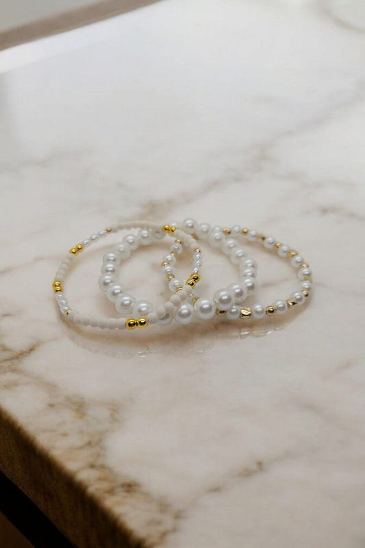 Armbanden set met parels, witte kralen en goudkleurige kralen