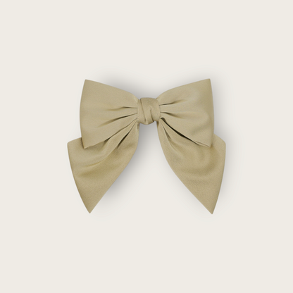 Beige stoffen haarstrik met een klem 