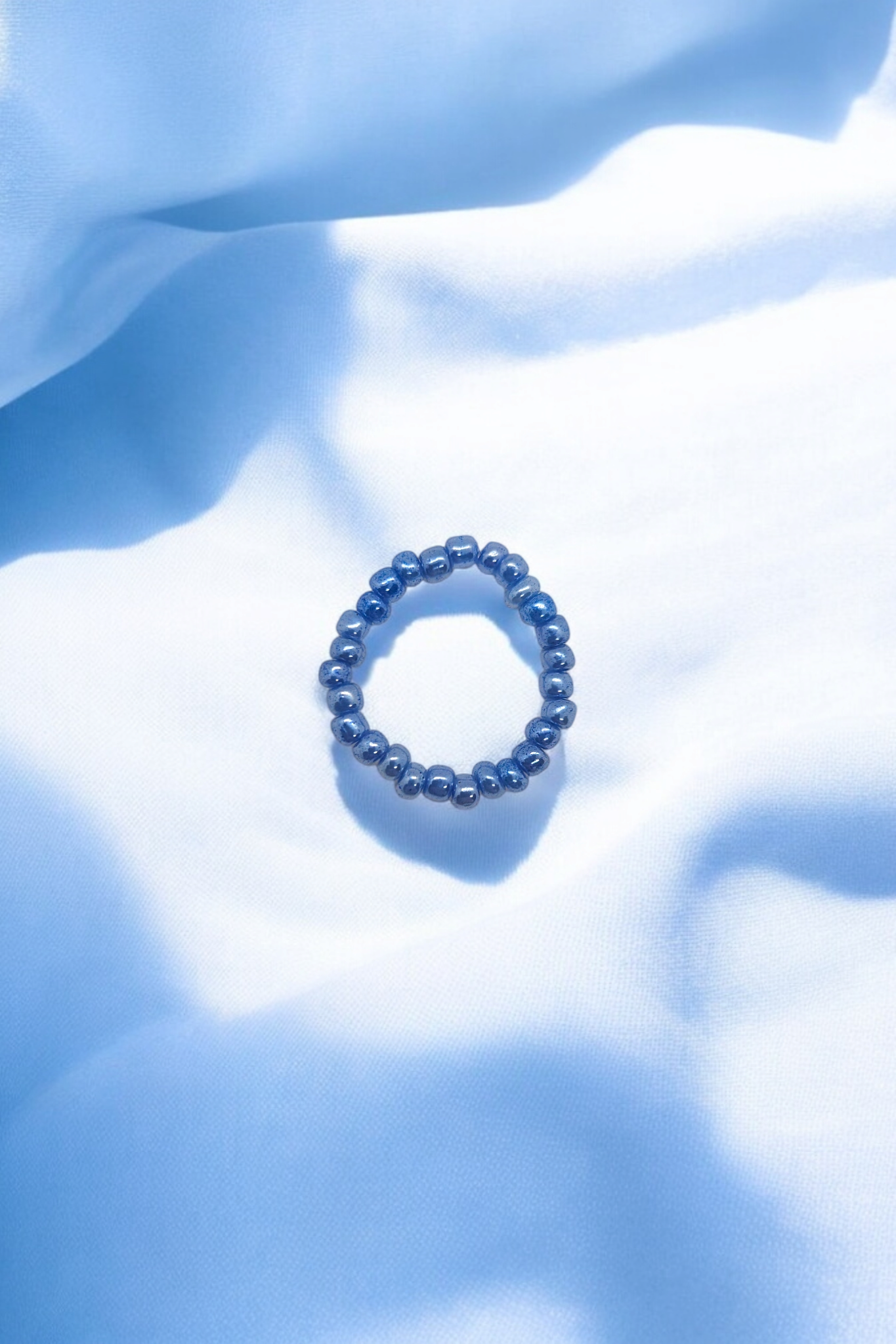Elastieken ring met blauwe kralen one size