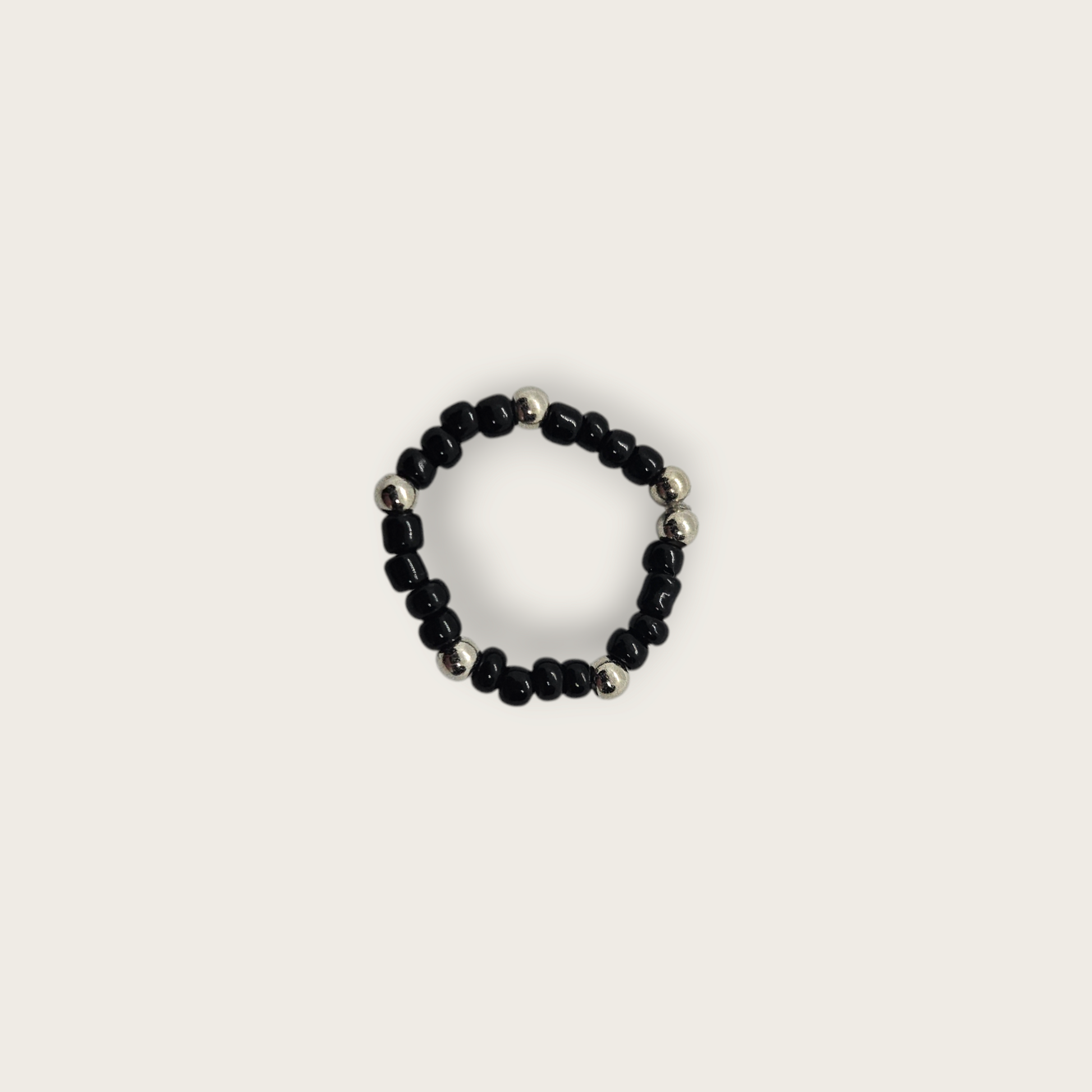 Elastieken ring met zwarte en zilveren kralen