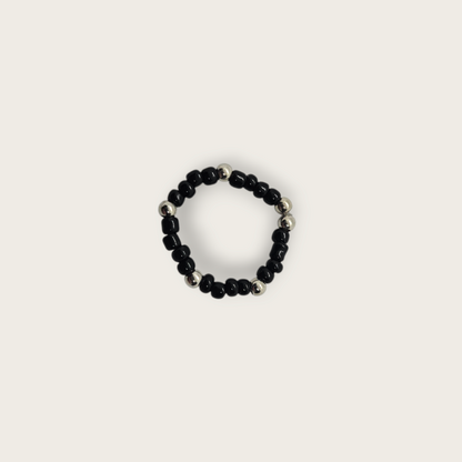 Elastieken ring met zwarte en zilveren kralen