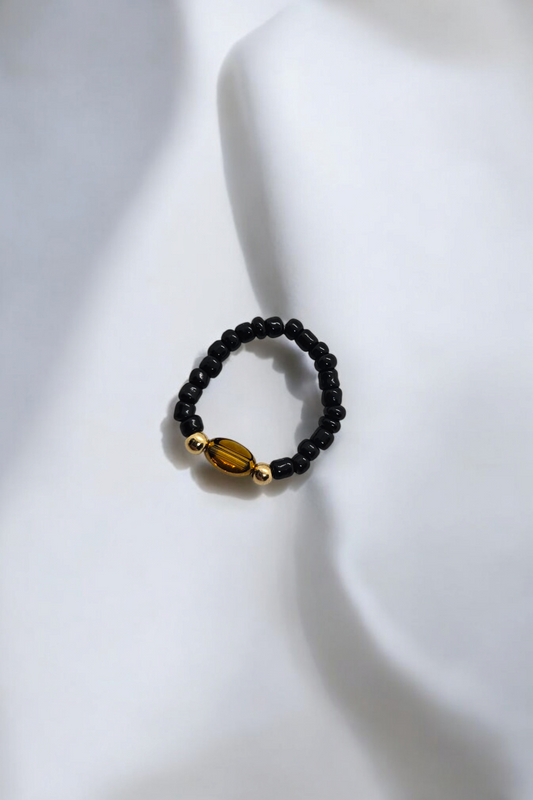 Zwarte elastieken ring met gouden kralen details one size