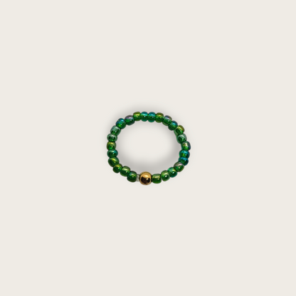 Groene elastieken ring met gouden kralen one size 