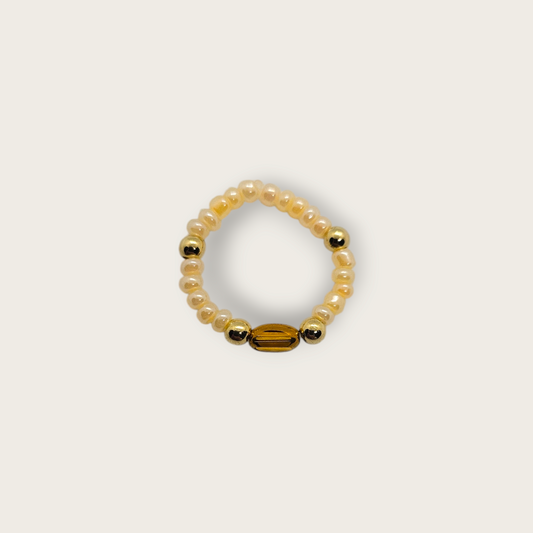 Gele elastieken ring met gouden kralen details one size