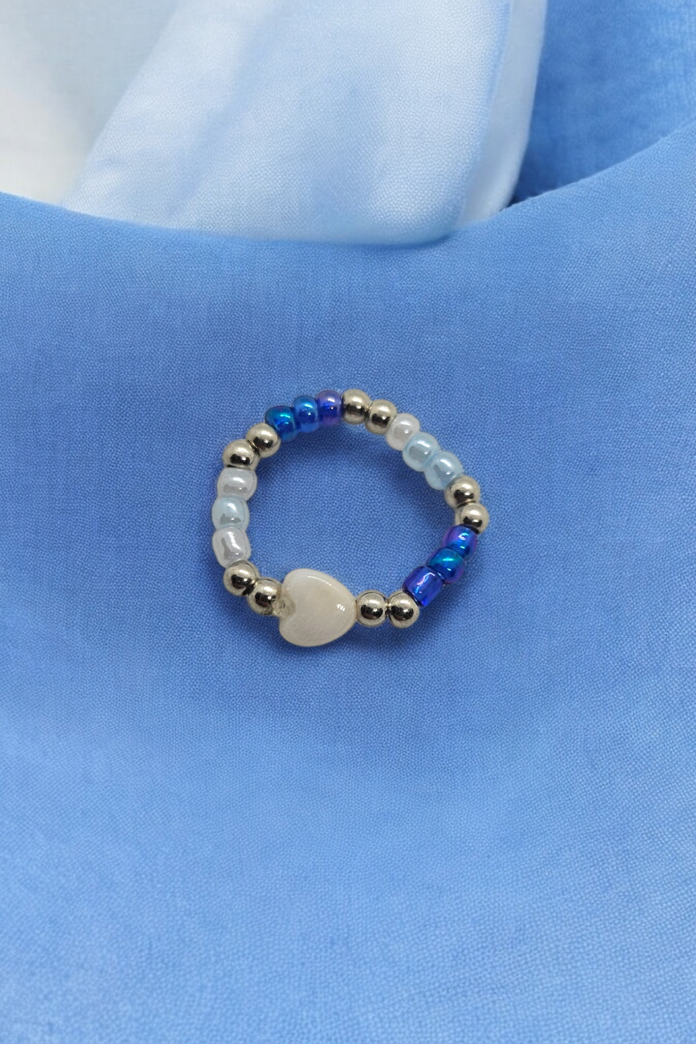 Blauwe elastieken ring met zilveren kralen details one size