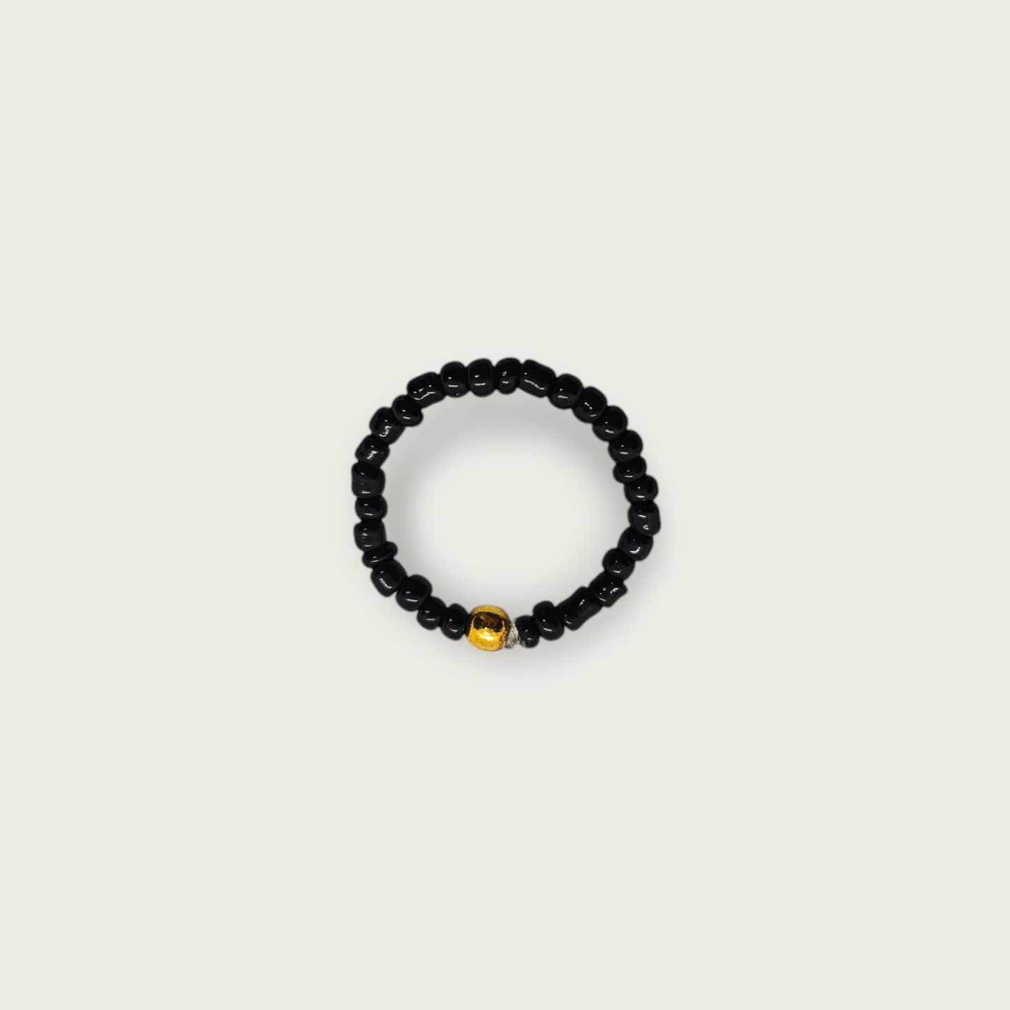 Zwarte elastieken ring met gouden kralen details one size