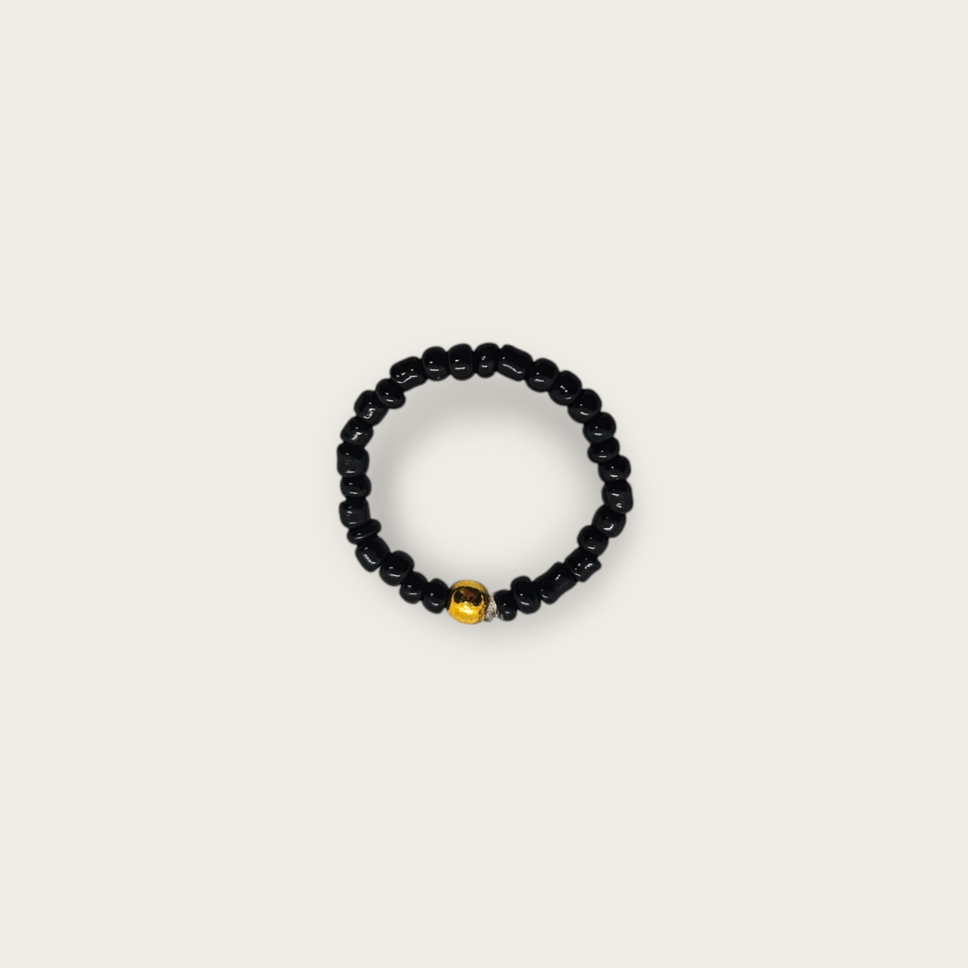 Zwarte elastieken ring met gouden kralen details one size