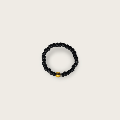 Zwarte elastieken ring met gouden kralen details one size