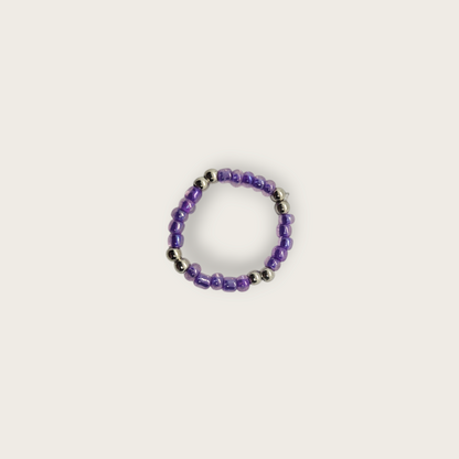 Paarse elastieken ring met zilveren kralen one size 