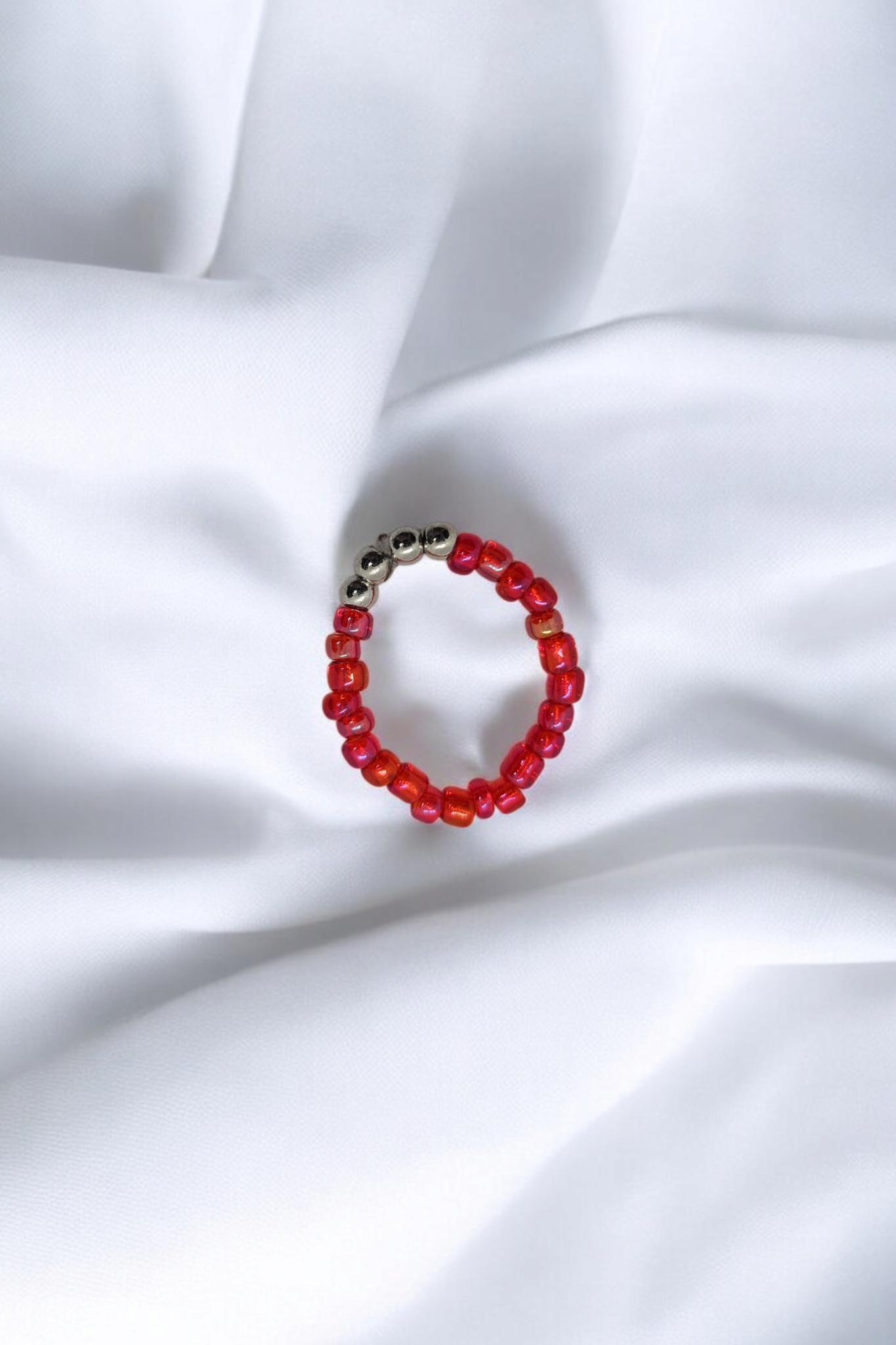 Fel roze elastieken ring met zilveren kralen one size