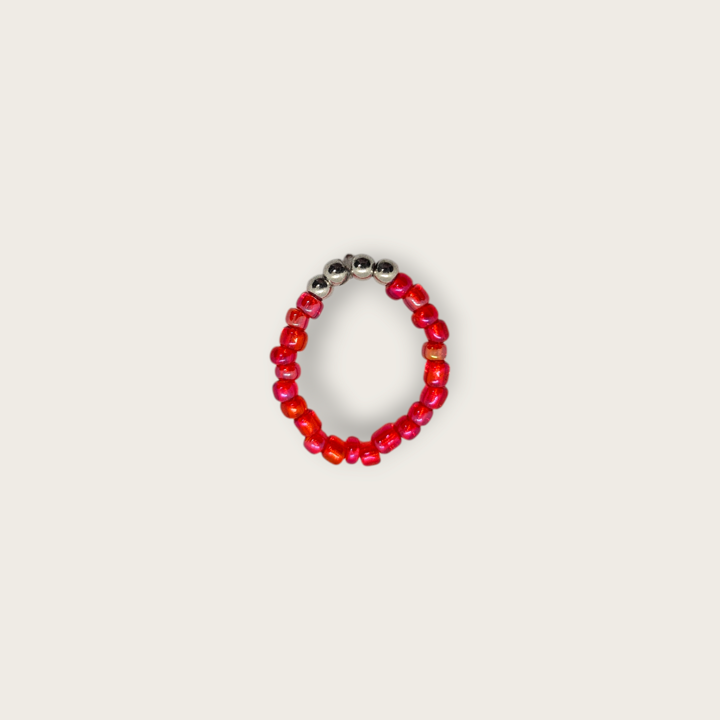 Fel roze elastieken ring met zilveren kralen one size 