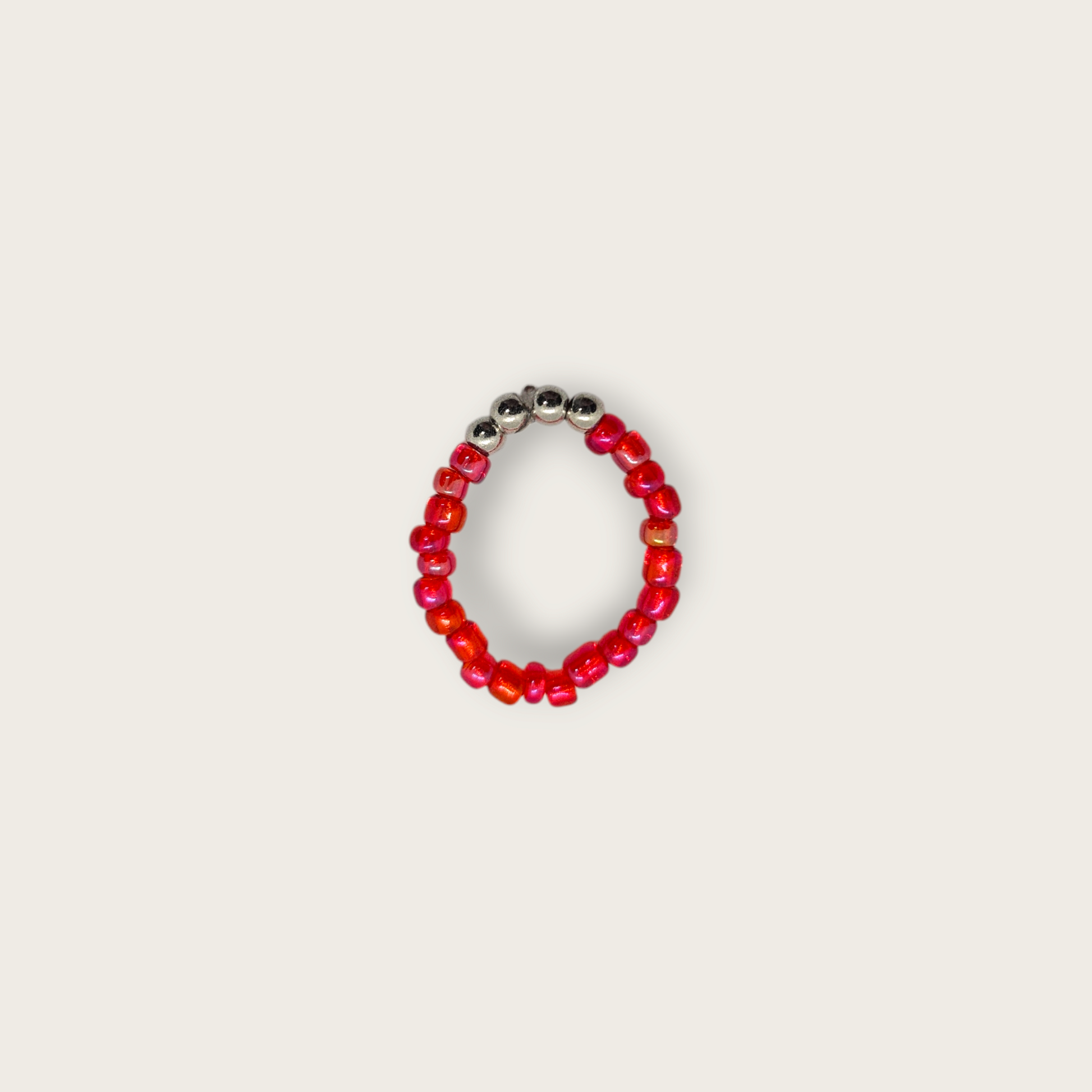 Fel roze elastieken ring met zilveren kralen one size 