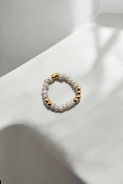 Witte elastieken ring met gouden kralen one size 