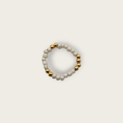 Witte elastieken ring met gouden kralen one size 
