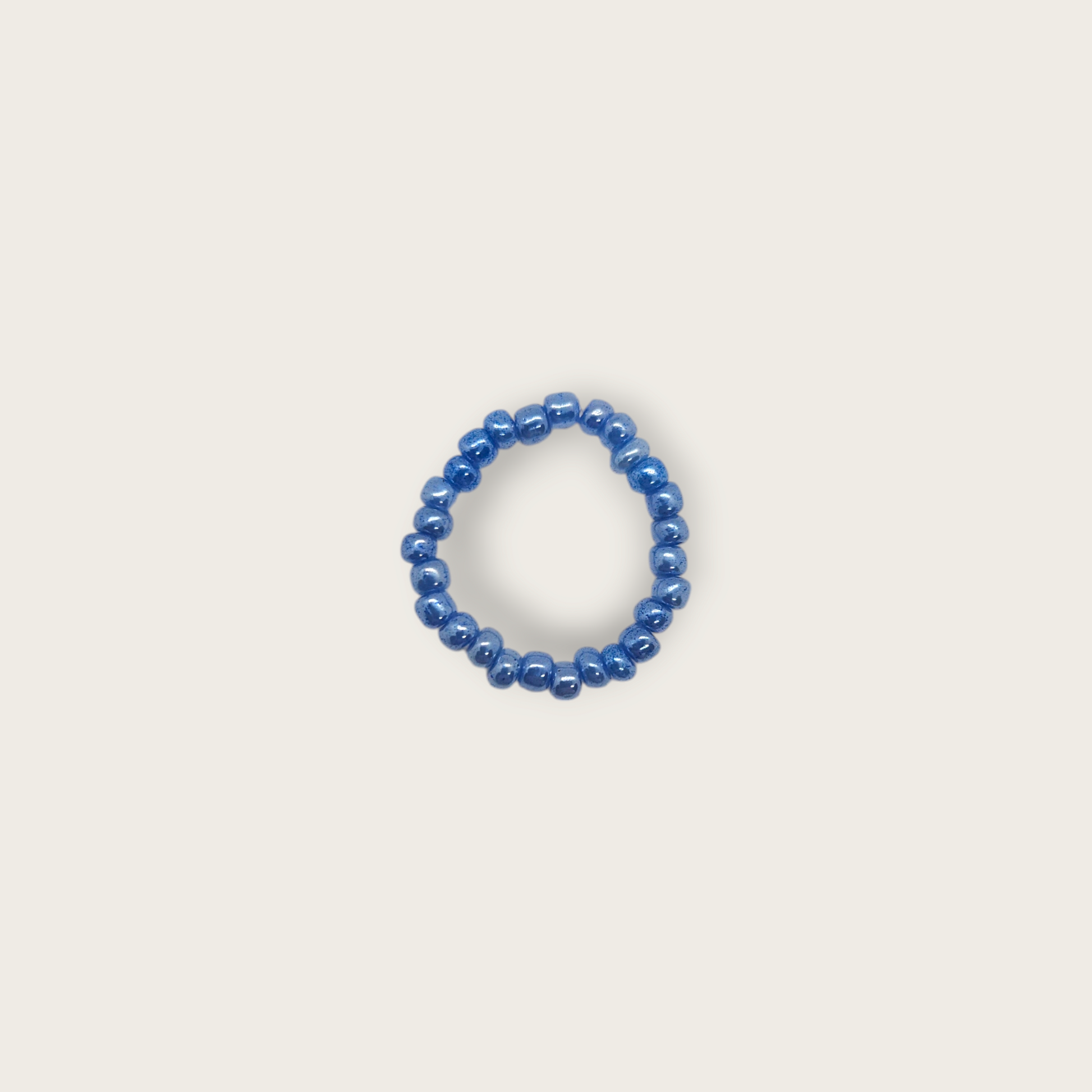 Elastieken ring met blauwe kralen one size